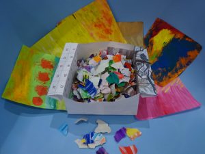沢山ちぎられた色紙